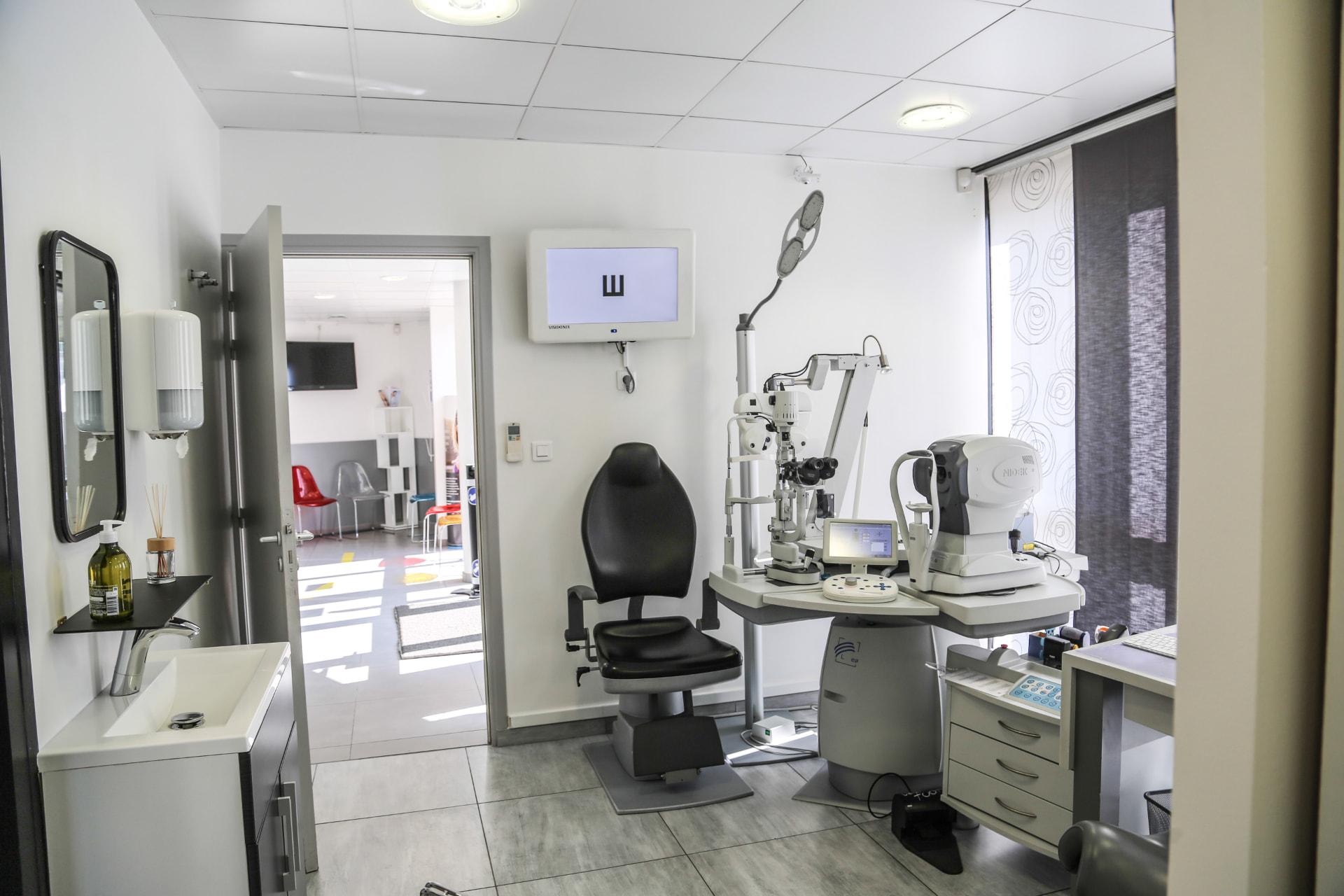 Salle de consultation équipée, lampe à fente et appareils de mesure de la vue
